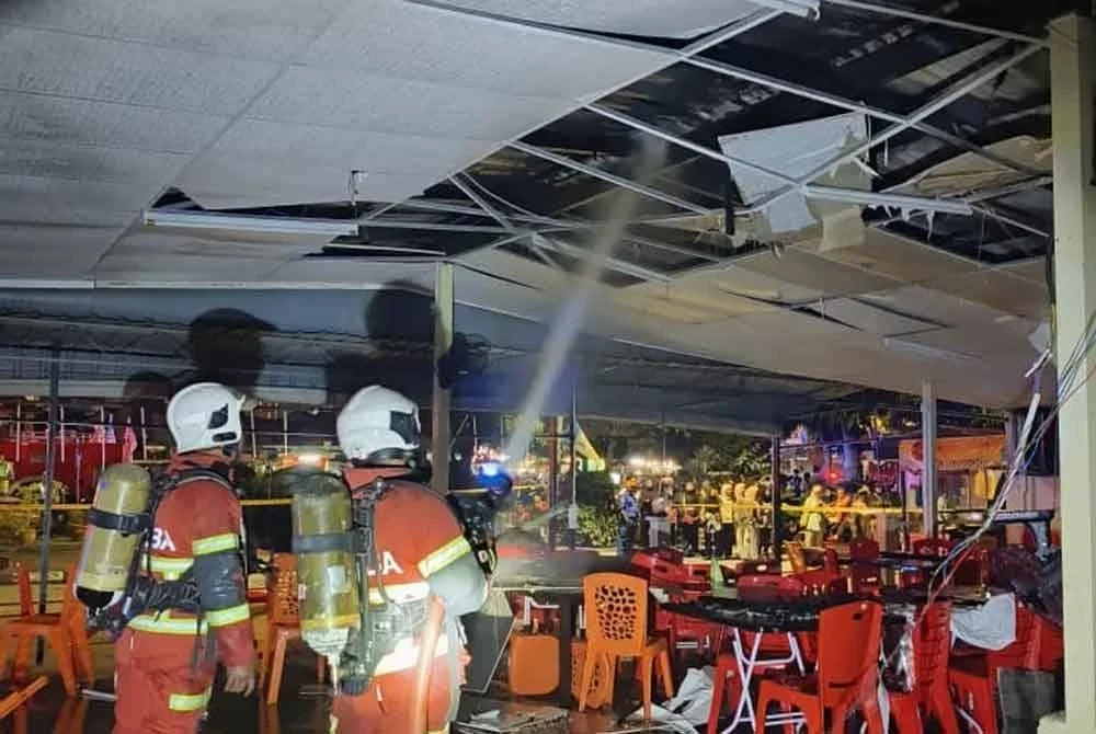 Anggota bomba memadamkan api di lokasi kejadian.