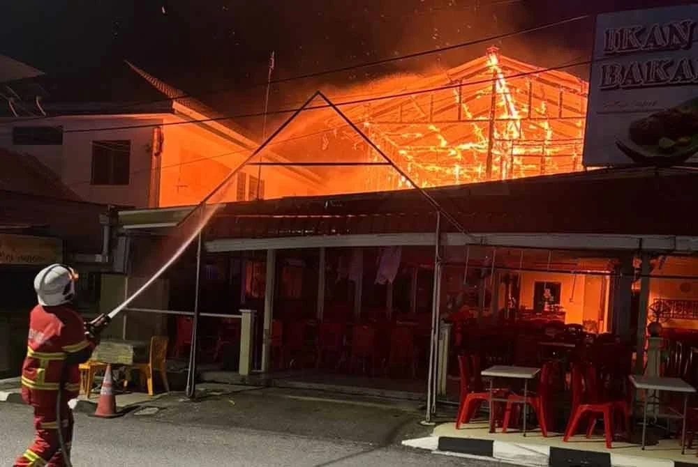 Kejadian berlaku ketika kedai tomyam berkenaan masih beroperasi di tingkat bawah.