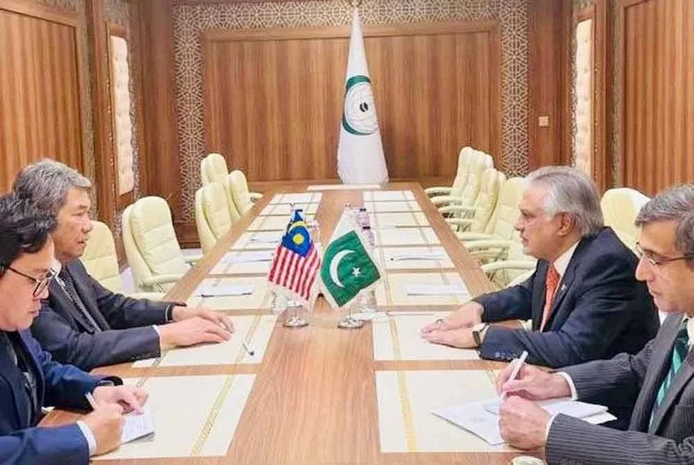 Menteri Luar Pakistan mengadakan pertemuan dengan Mohamad di luar Mesyuarat OIC. Foto X Ishaq Dar