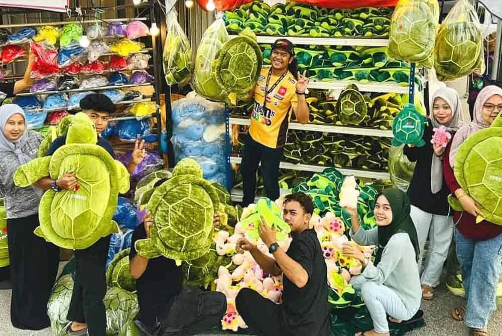 Antara rekaan patung penyu yang menjadi kegilaan peminat RXZ sehingga habis diborong di kebanyakan kedai sekitar pusat bandar Kuala Terengganu termasuk Pasar Payang.