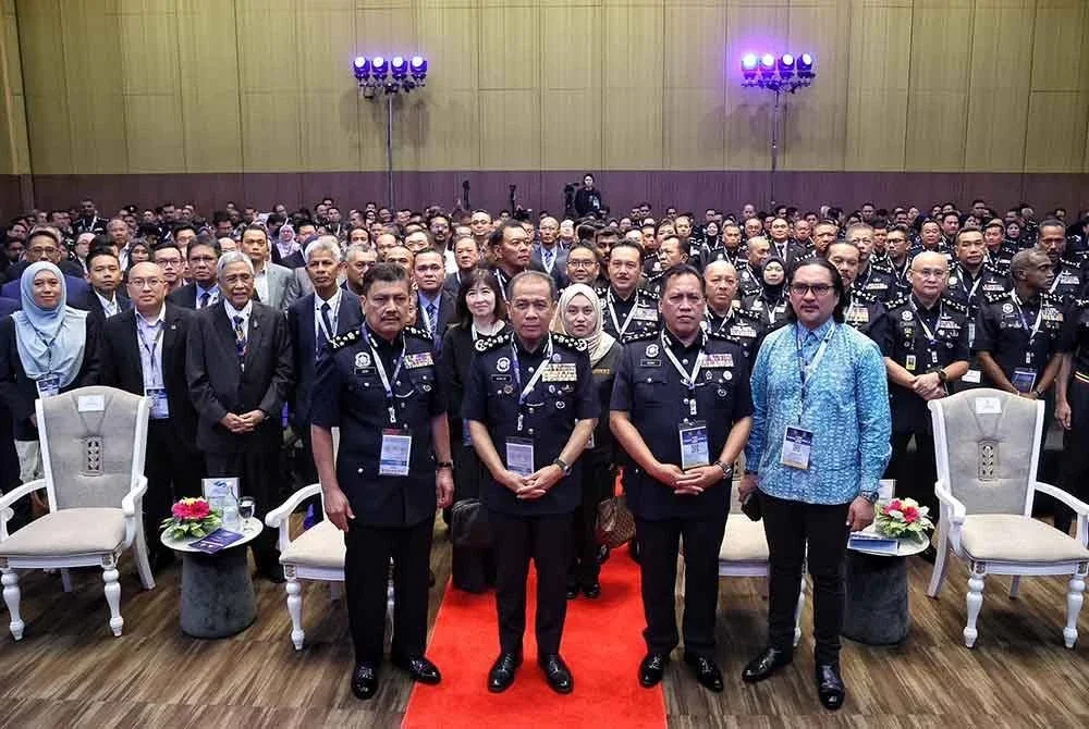 Mohd Khalid (dua kiri) bergambar selepas Siri Dialog Khas III PDRM di ibu kota pada Selasa.