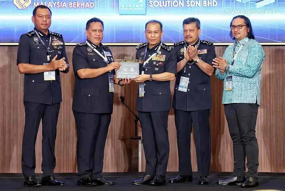 Mohd Khalid (tengah) selepas merasmikan Siri Dialog Khas III PDRM di Pusat Konvensyen Sime Darby pada Selasa.