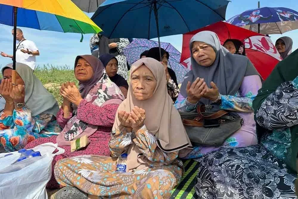 Zaharah (dua dari kanan) memohon kepada ALLAH agar anaknya segera ditemukan.