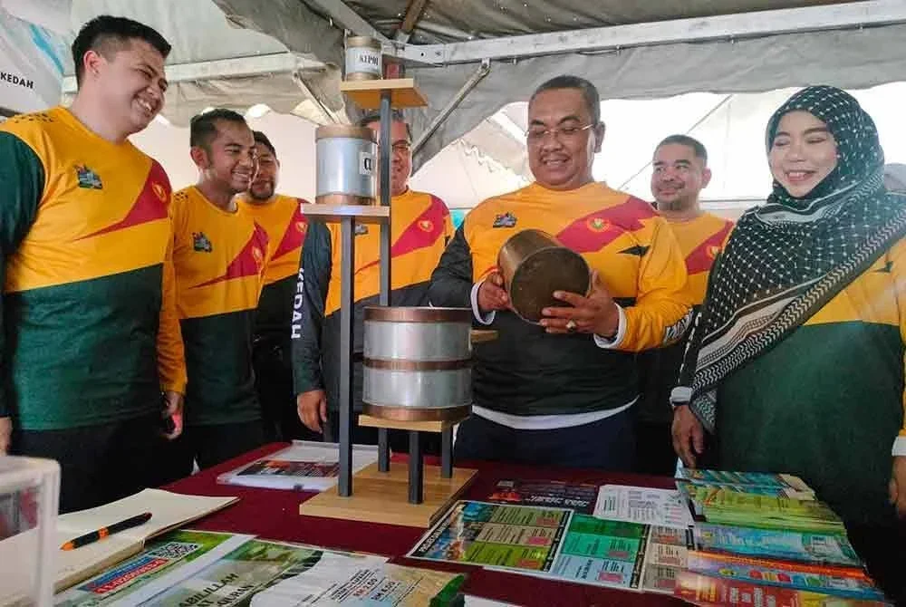 Muhammad Sanusi melawat reruai sempena Program Kebajikan dan Advokasi Perundangan JKMN Kedah 2025.