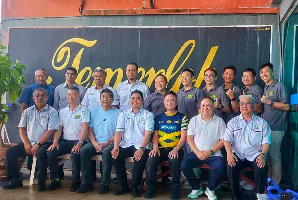 Rizal (tengah,duduk) bergambar kenangan bersama Kok Keong,Bobby serta ahli kelab itu sempena pertemuan tersebut.