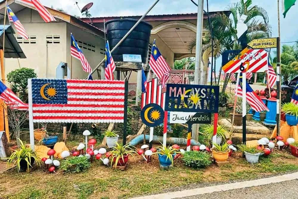 Setiap lorong dipenuhi Jalur Gemilang hasil inisiatif penduduk dan JKKR Jengka 24.