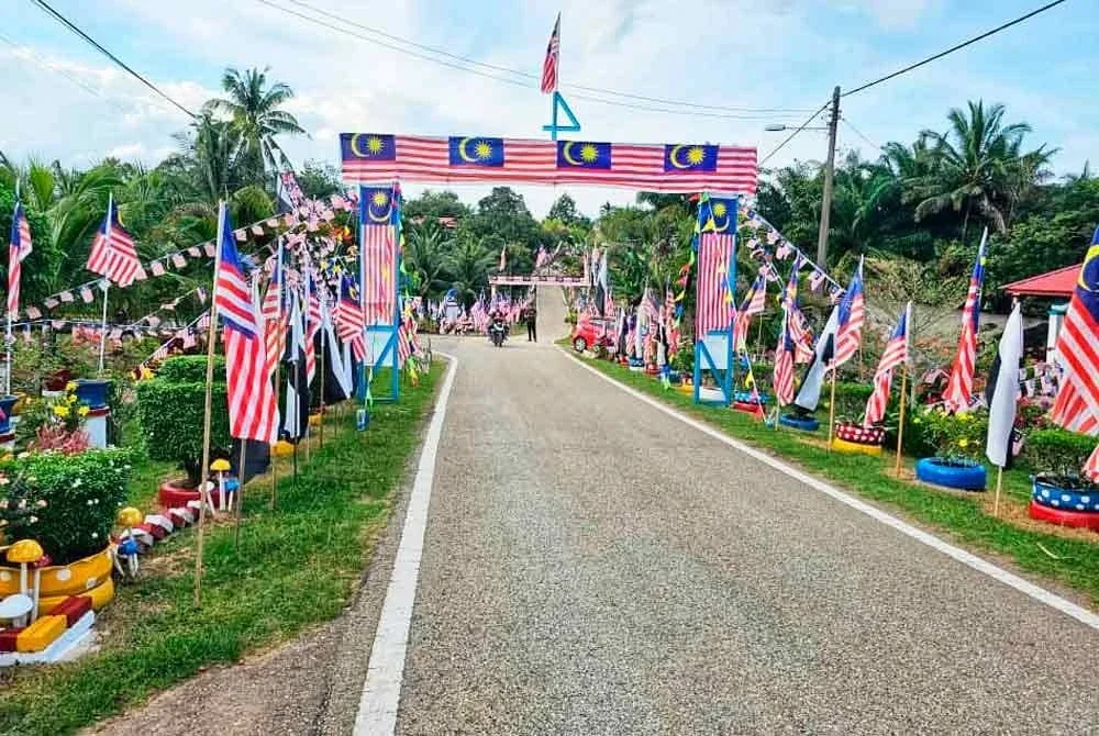 Suasana di Felda Jengka 24 yang kini meriah dengan Jalur Gemilang sempena sambutan bulan kemerdekaan.