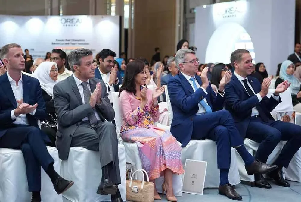 Tengku Zatashah (tengah) berkenan mencemar duli hadir ke Majlis Ulang Tahun L'Oréal Malaysia yang ke-30. - Foto: L'Oréal Malaysia.