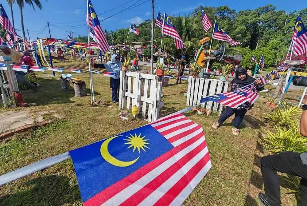Hiasan Jalur Gemilang yang dihasilkan penduduk dengan semangat bergotong-royong.