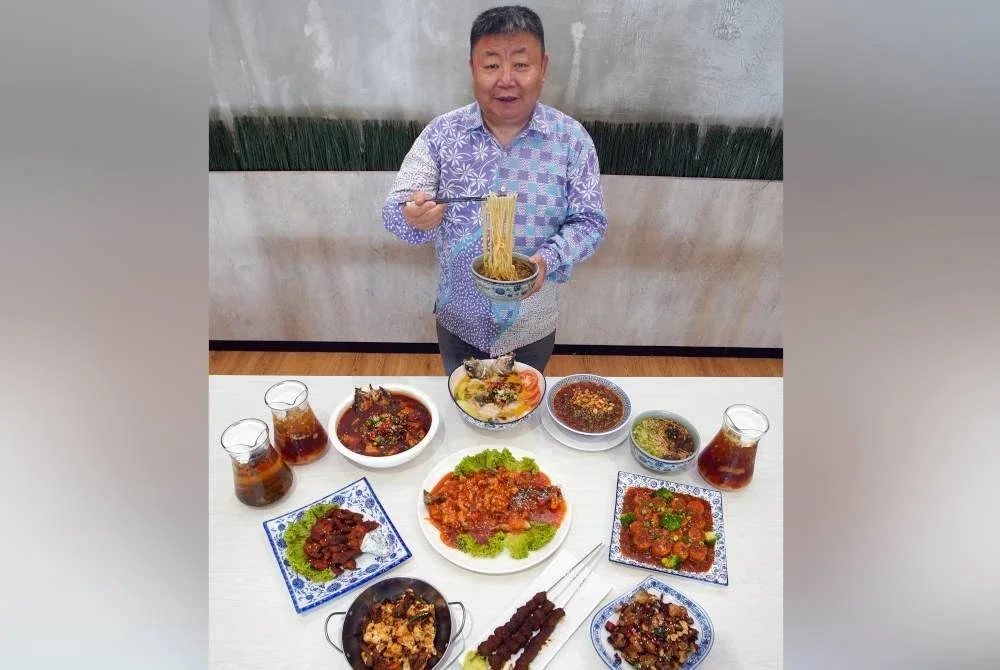 Ismail bersama hidangan istimewa di Restoran Al Amber, antaranya mi tarik, kambing panggang berempah dan pelbagai menu daging, ayam serta ikan dengan gabungan rasa autentik tradisi Lanzhou.