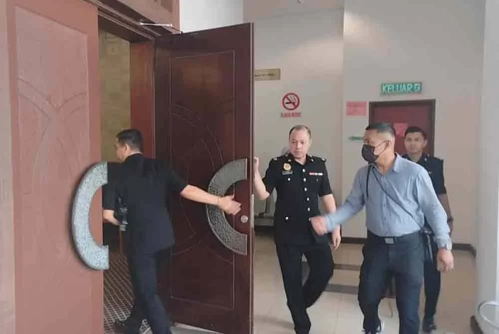 Muhamad Syawal (kanan) dibawa ke Mahkamah Sesyen Shah Alam pada Selasa.