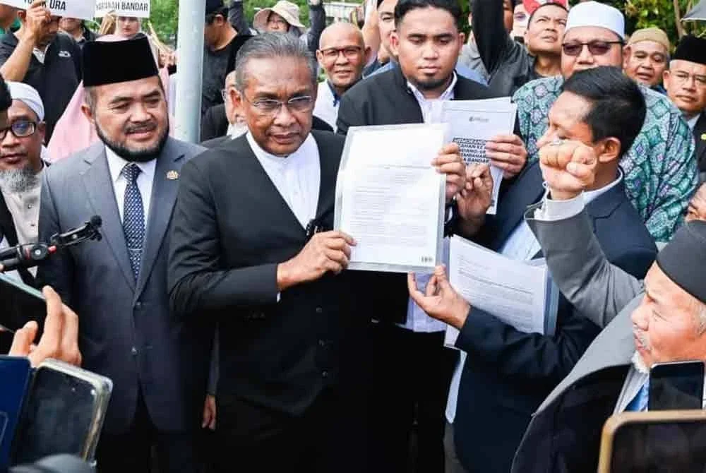 Ketua Whip Perikatan Nasional (PN), Datuk Seri Takiyuddin Hassan menerima memorandum ketika himpunan bantahan RUU PSB di pintu utama bangunan Parlimen pada Selasa.