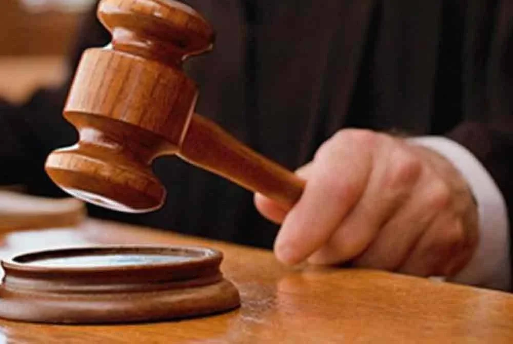 Tertuduh didakwa meletakkan kamera tersembunyi di dalam tandas dengan niat menghina kehormatan dan mengganggu kesantunan seorang wanita di sebuah pangsapuri. Foto hiasan