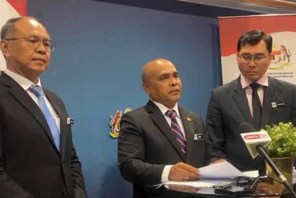 Alias (tengah) ketika Sidang Media Khas RUU PSB di Parlimen pada Selasa.