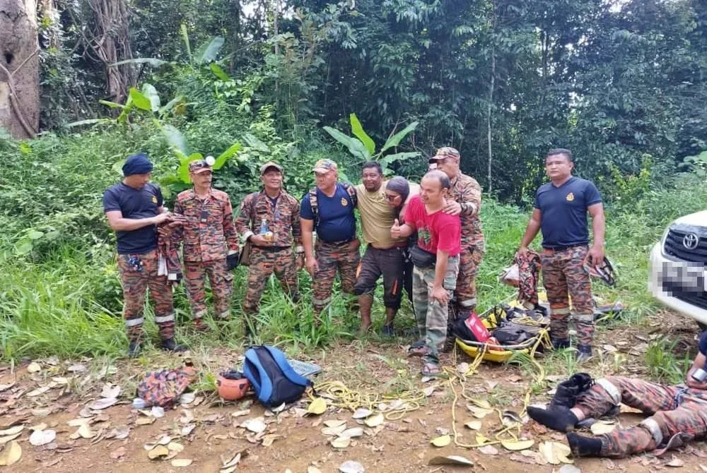 Demi menyelamatkan nyawa seorang pekerja penyelenggaraan yang terseliuh kaki, anggota bomba dari BBP Machang sanggup berjalan kaki meredah hutan, mendaki bukit lebih lima jam dan bermalam dalam kegelapan selama 12 jam. Foto Bomba