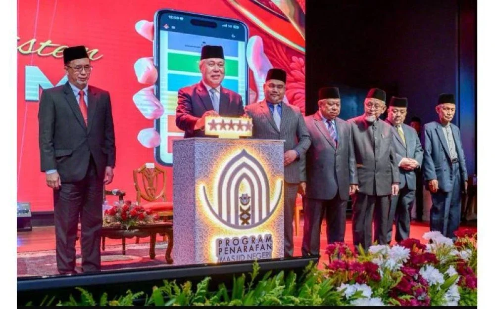 Tengku Mohamad Rizam (dua dari kiri) memasukkan replika kunci ke dalam kotak sebagai simbolik Perasmian Kolokium Penarafan Masjid 2025.