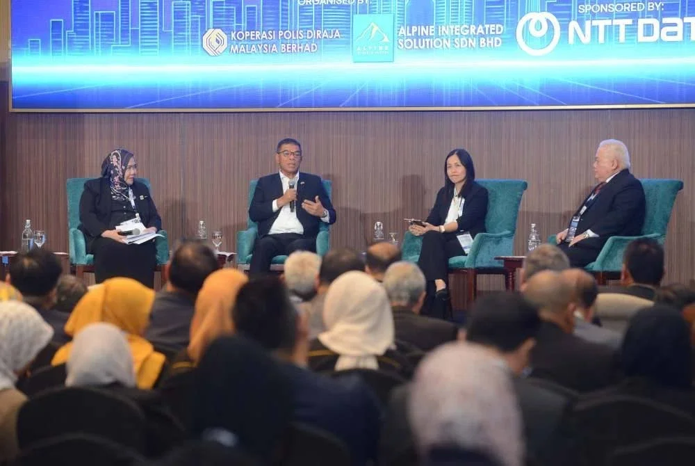 Saifuddin (dua kiri) hadir dalamSiri Dialog Khas III PDRM yang dianjurkan JSJK di Pusat Konvensyen Sime Darby di Kuala Lumpur pada Selasa.