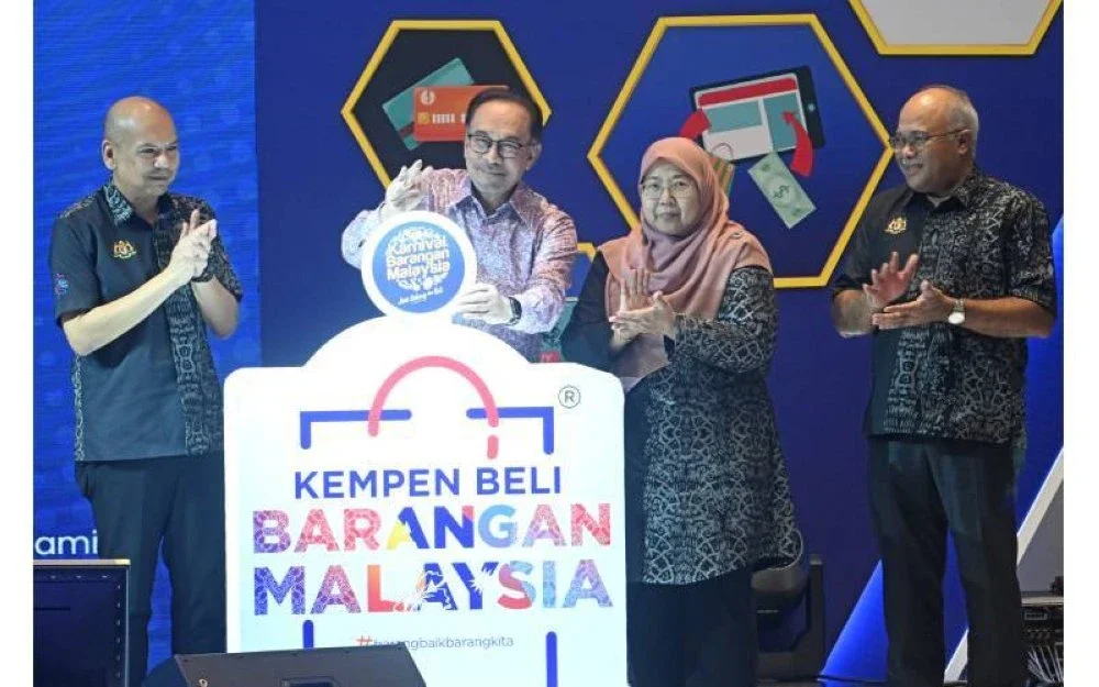 Perdana Menteri, Datuk Seri Anwar Ibrahim (dua dari kiri) melancarkan Kempen Beli Barangan Malaysia (KBBM) disaksikan oleh Menteri KPDN, Datuk Armizan Mohd Ali (kiri), Timbalan Menteri KPDN, Senator Datuk Dr Fuziah Salleh serta Ketua Setiausaha KPDN, Dato’ Seri Mohd Sayuthi Bakar.