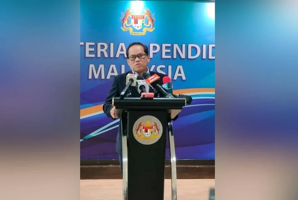 Dr Mohd Azam ketika sidang akhbar khas di Kementerian Pendidikan Malaysia pada Isnin.