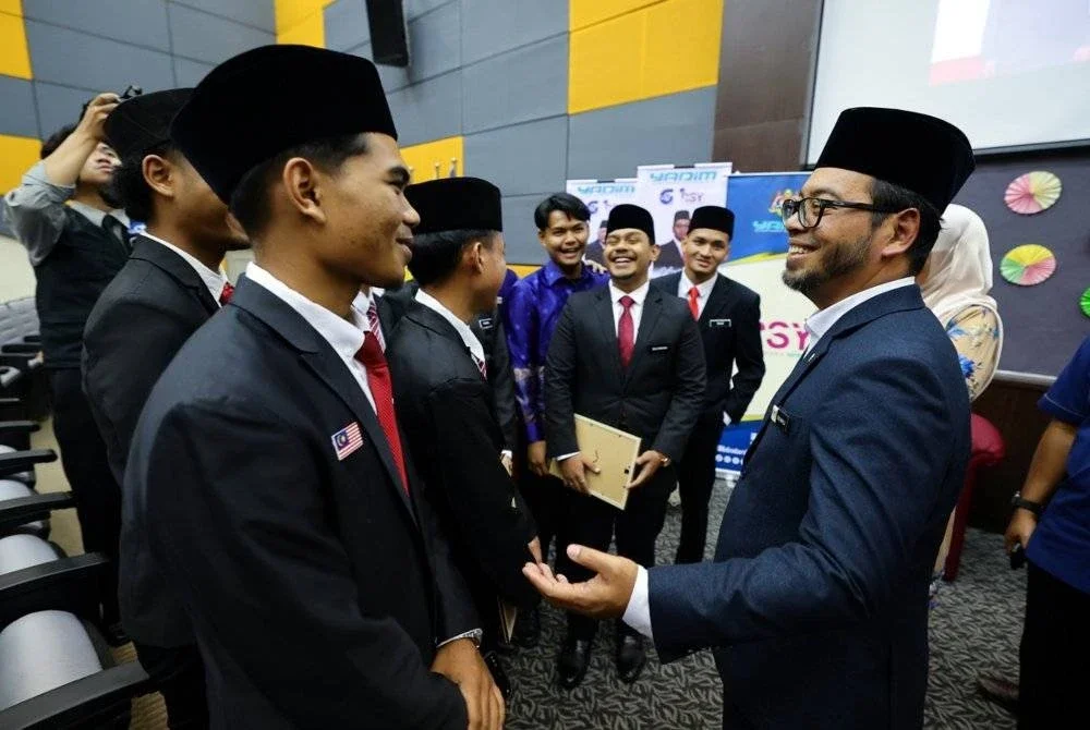 Zulkifli (kanan) beramah mesra bersama penerima Watikah Pelantikan Rakan Siswa YADIM IPG Kampus Pendidikan Teknik pada program Syarahan & Sesi Dialog: Memahami Teras Malaysia Madani di Institut Pendidikan Guru Nilai hari ini.
Foto: Bernama