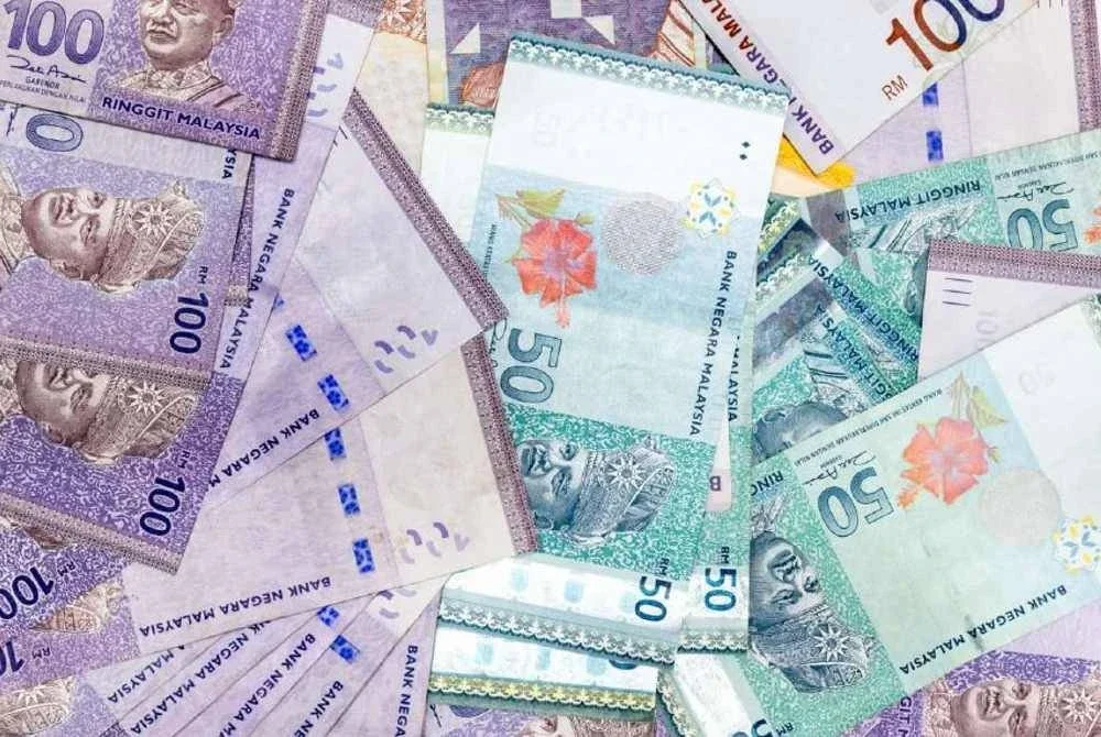 Pada jam 6 petang Selasa, mata wang tempatan merosot kepada 4.2160/2210 berbanding dolar AS daripada 4.2045/2105 ketika ditutup pada Isnin. - Gambar hiasan