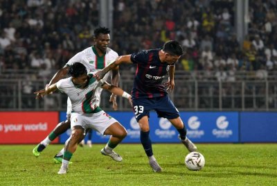 Tonggak import JDT Jonathan Cristian Silva (kanan) diasak dua pemain Kuching City FC dalam aksi Liga Super di Stadium Negeri, Kuching
