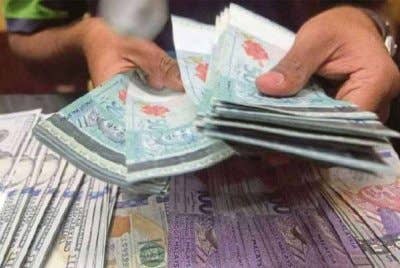 Ringgit meningkat kepada 4.2080/2175 berbanding dolar AS daripada 4.2045/2105 pada Isnin. Gambar hiasan