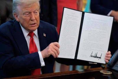 Trump menandatangani beberapa perintah eksekutif di Rumah Putih termasuk larangan bakar bendera negara di Washington DC. - AFP