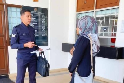 Seorang wanita menarik nafas lega apabila berjaya mendapatkan perintah mahkamah untuk mengembalikan semula wangnya berjumlah RM2,600 selepas menjadi mangsa penipuan pekerjaan tidak wujud pada 21 Disember tahun lalu. - Foto: PDRM