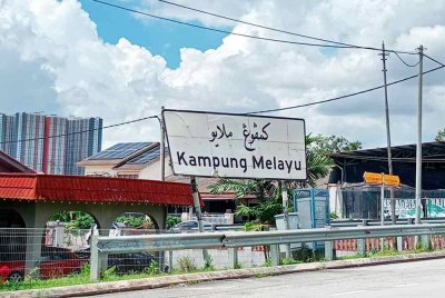 Kampung Melayu Majidee terletak di tengah bandar raya Johor Bahru menjadi lokasi penempatan penduduk khususnya orang Melayu.