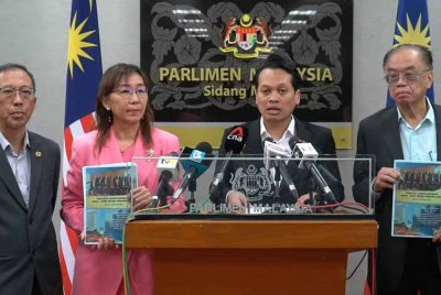 Dari kiri, Zahir, Teresa, Nik Nazmi dan Kui Lun ketika sidang media berkenaan Laporan PAC berkaitan isu tanah di Kuala Lumpur pada Selasa