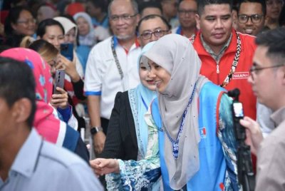 Nurul Izzah beramah mesra dengan orang ramai semasa Majlis Pelancaran Jentera Pilihan Raya PKR Kawasan Bandau, Kota Marudu.