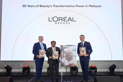Hruska (kanan) bersama Sikh Shamsul Ibrahim (tengah) dan Cruau ketika pelancaran laporan impak sosioekonomi di Majlis Ulang Tahun L'Oréal Malaysia yang ke-30 di Hotel St Regis, di sini pada Isnin. - Foto: L'Oréal Malaysia.