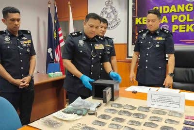 Mohd Zaidi (dua dari kiri) menunjukkan barang kes termasuk peket berisi syabu dan pil yaba yang dirampas susulan penahanan tiga suspek di Pekan pada Ahad lalu.