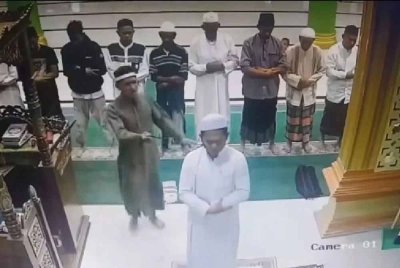 Rakaman CCTV menunjukkan detik seorang lelaki yang berpura-pura menjadi jemaah mengancam imam masjid dengan senjata tajam sebelum menikam mangsa hingga cedera parah. Foto video tular