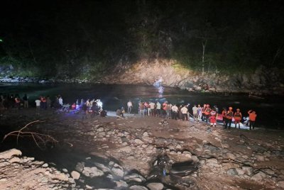 Enam remaja perempuan lemas selepas dihanyutkan arus deras ketika berkelah di wilayah Aceh, Indonesia.