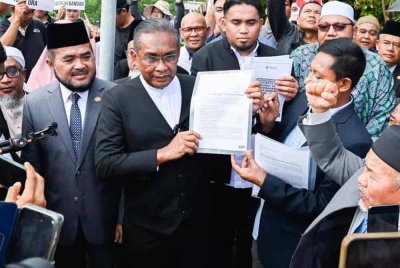 Ketua Whip Perikatan Nasional (PN), Datuk Seri Takiyuddin Hassan menerima memorandum ketika himpunan bantahan RUU PSB di pintu utama bangunan Parlimen pada Selasa.
