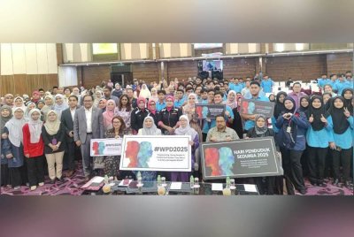 Anfaal (duduk, tiga dari kanan) bergambar bersama tetamu kehormat dan peserta selepas Majlis Pelancaran SKNS di sini pada Selasa.