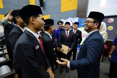 Zulkifli (kanan) beramah mesra bersama penerima Watikah Pelantikan Rakan Siswa YADIM IPG Kampus Pendidikan Teknik pada program Syarahan & Sesi Dialog: Memahami Teras Malaysia Madani di Institut Pendidikan Guru Nilai hari ini.
Foto: Bernama