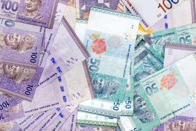 Pada jam 6 petang Selasa, mata wang tempatan merosot kepada 4.2160/2210 berbanding dolar AS daripada 4.2045/2105 ketika ditutup pada Isnin. - Gambar hiasan