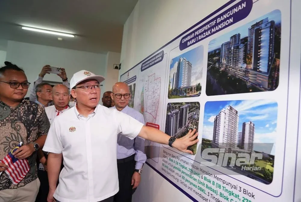 Kor Ming menunjukkan gambar perspektif bangunan baharu 1 Razak Mansion ketika Ekspedisi Pembaharuan Semula Bandar bersama dengan Ahli Parlimen pada April lalu. Foto Sinar Harian ROSLI TALIB