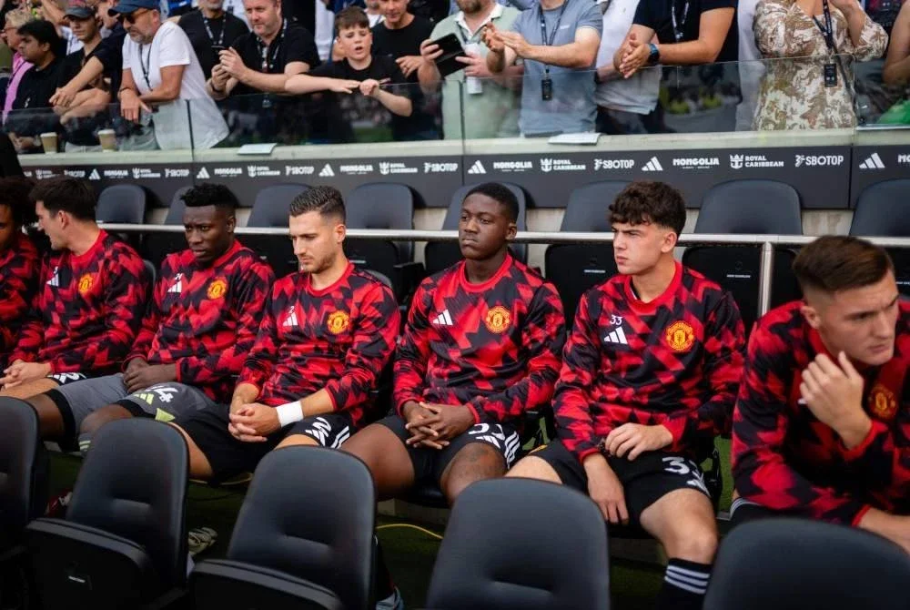 Kobe Mainoo (tengah) kelihatan sugul apabila sekadar memanaskan bangku simpanan semasa aksi menentang Fulham di Craven Cottage pada Ahad lalu. Foto Agensi