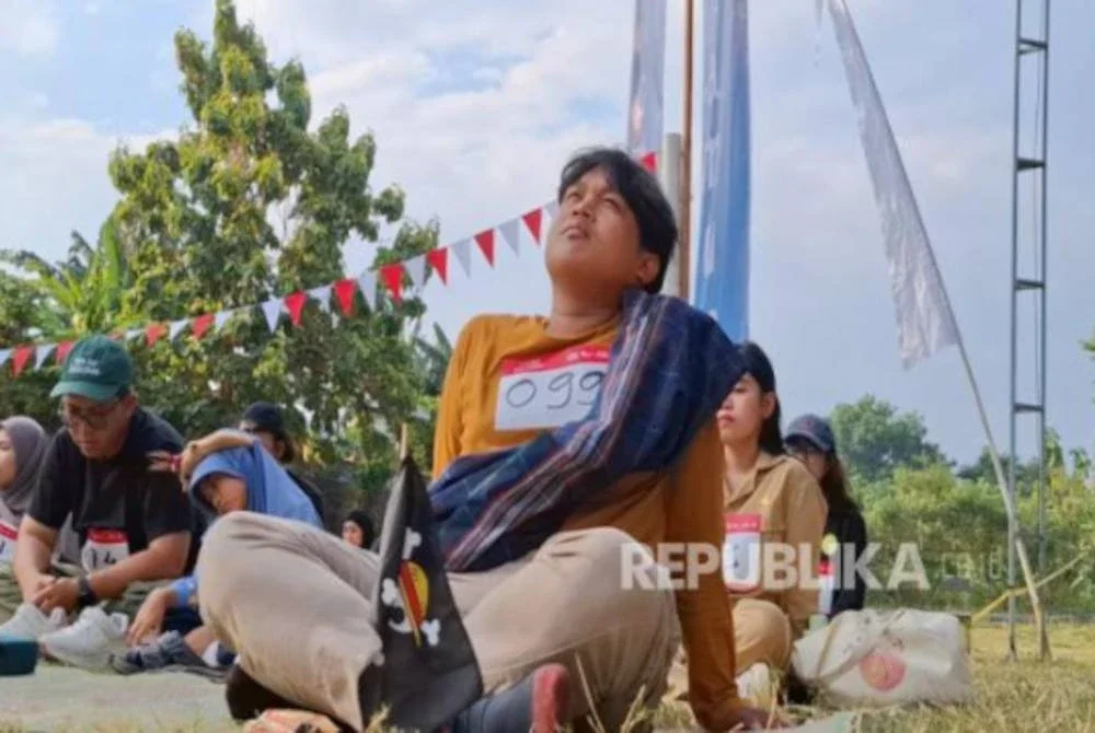 Salah seorang peserta yang sedang fokus mengelamun. Republika