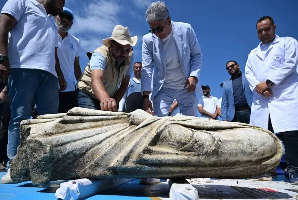 Menteri Pelancongan dan Antikuiti, Sherif Fathi semasa memeriksa artifak yang dinaikkan tersebut. 