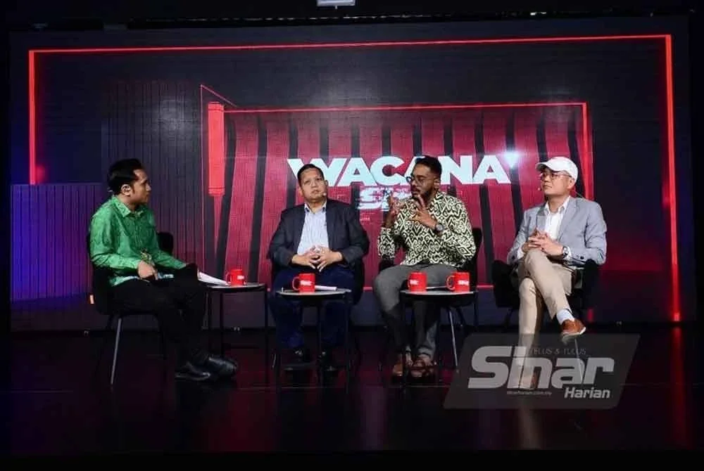 Dari kiri: Ismail Adnan sebagai hos dan para panelis, Felo Penyelidik Ilham Centre, Mujibu Ab Muis (dua dari kiri), Penganalisis Politik, Dr Sharmin Kutty Sivaraman serta Peguam dan pemerhati politik, Tai Zee How (kanan) pada Wacana Sinar edisi 481 bertajuk Kerana Malaysia Milik Kita Bersama berlangsung di Studio Sinar Harian pada Selasa. FOTO: SINAR HARIAN/ASRIL ASWANDI SHUKOR