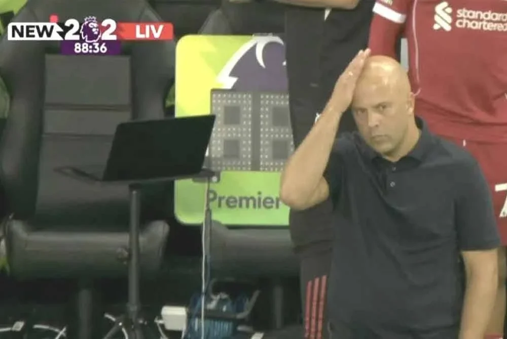 Reaksi Slot selepas Newcastle menyamakan kedudukan di St James' Park. Foto: Agensi