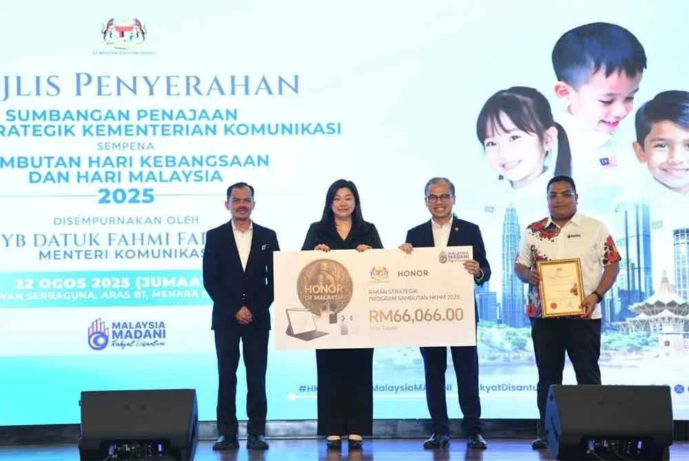 Ketua Jualan Saluran HONOR Malaysia, Tan Pei Ling (dua dari kiri) menyampaikan plakad mockup penajaan kepada Menteri Komunikasi, Datuk Fahmi Fadzil (tiga dari kiri) dalam satu majlis baru-baru ini.