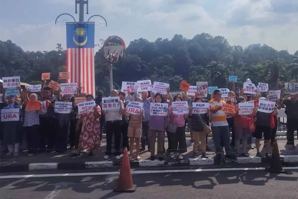 Antara penduduk yang hadir dalam Himpunan Menyokong RUU PSB di hadapan Parlimen pada Rabu.