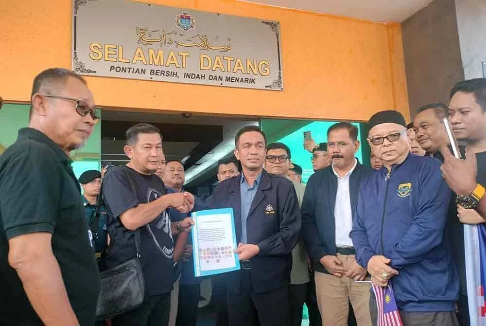 Abdul Azim (empat dari kanan) menerima memorandum yang disampaikan wakil 38 NGO di bangunan MPPn Pontian pada Rabu.