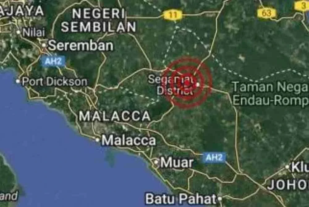 Penduduk di Segamat diingatkan agar sentiasa berhati-hati selain menjauhi kawasan atau bangunan tinggi buat sementara waktu dan serta peka kepada sebarang arahan pihak berkuasa susulan kejadian gempa bumi pada pagi Rabu.